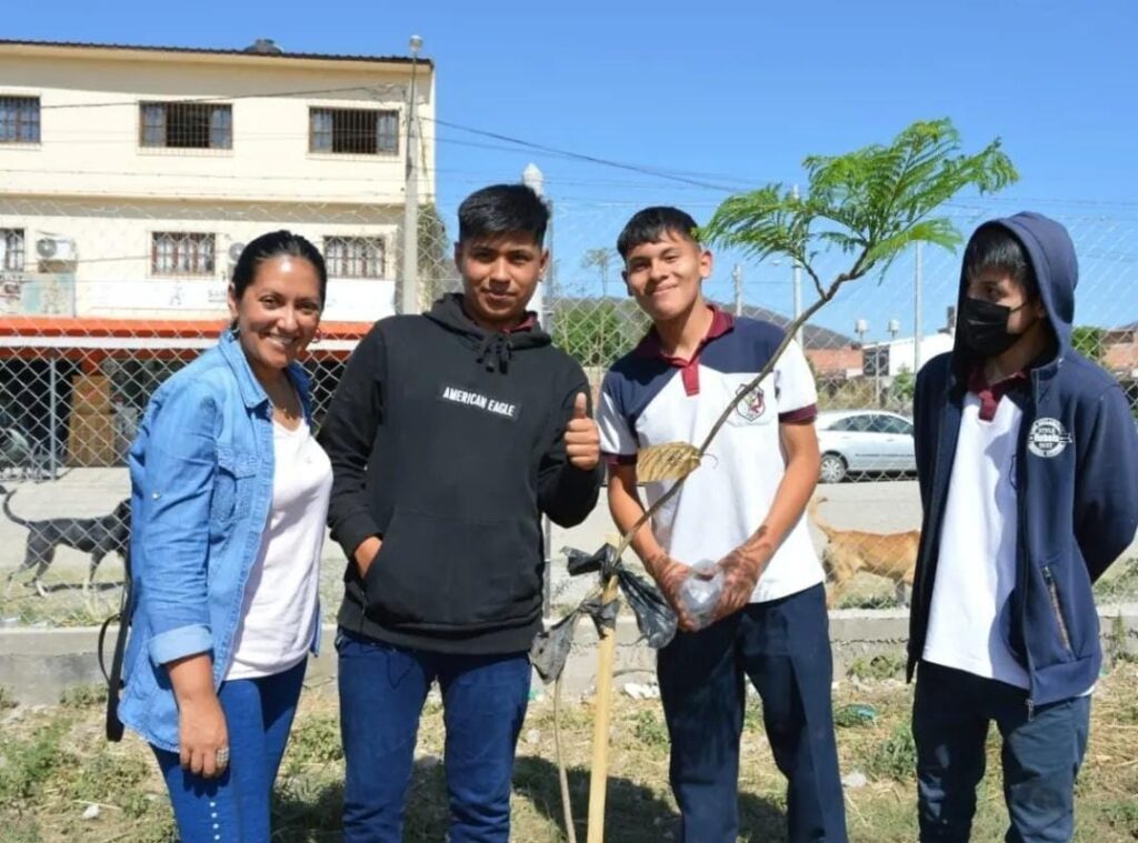 Educación Ambiental: Forestación en escuelas
